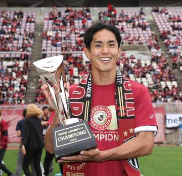 豪華すぎっ！J1神戸がド派手祝勝会！武藤嘉紀は分厚いステーキ肉を持ってにっこり 酒井高徳はレア変顔w三木谷会長の太っ腹差し入れに選手が大はしゃぎ