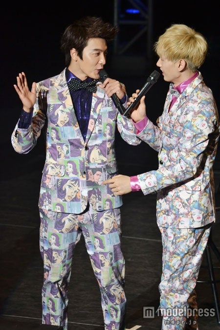 ファンにダンスをレクチャーするドンヘ、ウニョク