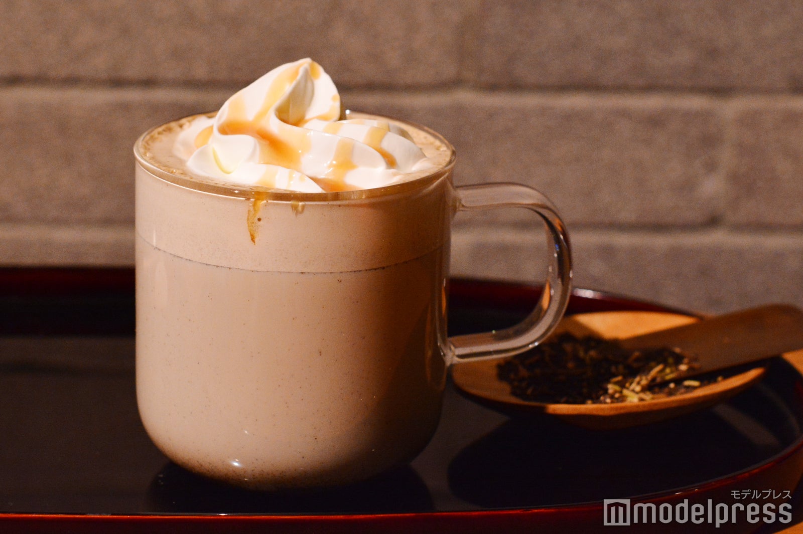 ほうじ茶 まろやか キャラメル ティー ラテ（C）モデルプレス