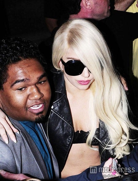 レディー・ガガにサインをもらうのは命がけ？