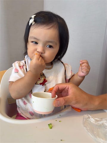 川崎希、次女・グーちゃんの豪快な食べっぷりを公開「蒸し野菜をがぶがぶ」
