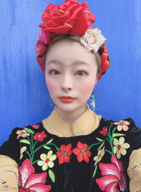 きゃりー、“繋がり眉”フリーダ・カーロ氏なりきり写真が話題「おしゃれ」「絵画みたい」