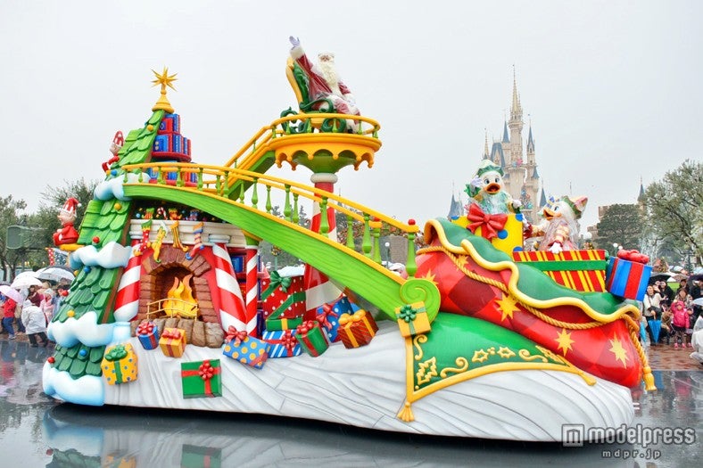 雨天バーションの「ディズニー・サンタヴィレッジ・パレード」