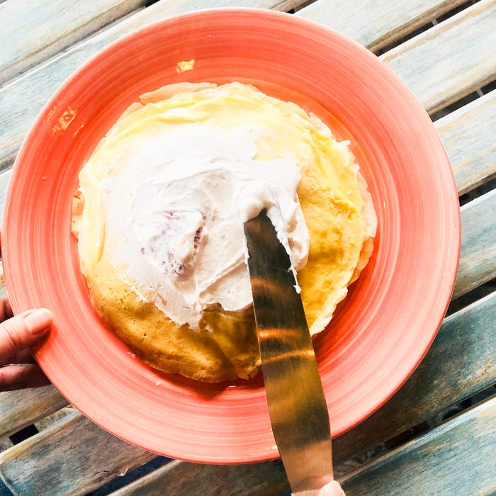 手順7:お皿にクレープ生地を広げクリームを塗り重ねていく/画像提供:柏原歩