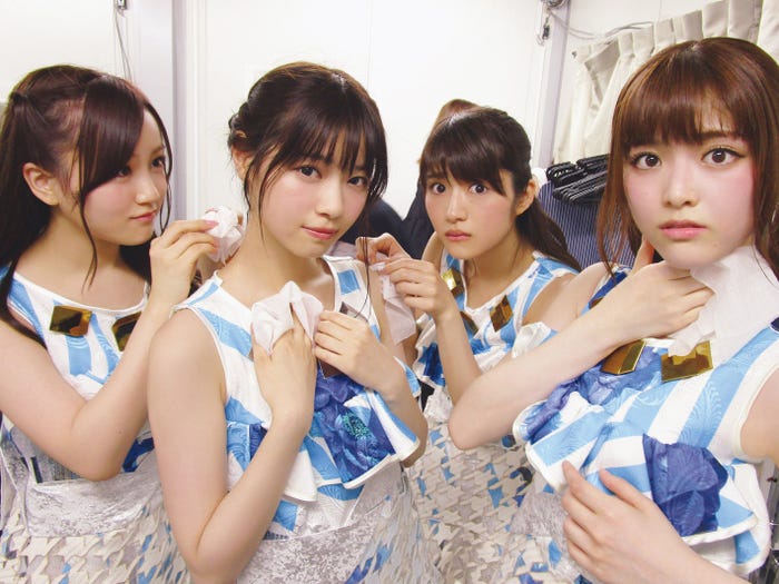 真夏のライブ中、楽屋で汗をぬぐうメンバーたち(左から)星野みなみ、西野七瀬、若月佑美、松村沙友理(撮影/伊藤万理華)(提供写真)