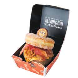 大悪党のためのドーナツ・バーガー~BBQ ポーク&ベーコン~/画像提供:ユニバーサル・スタジオ・ジャパン