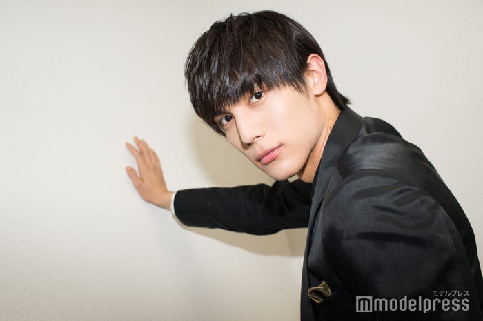 劇中でも披露している“壁ドン”!/中川大志(C)モデルプレス