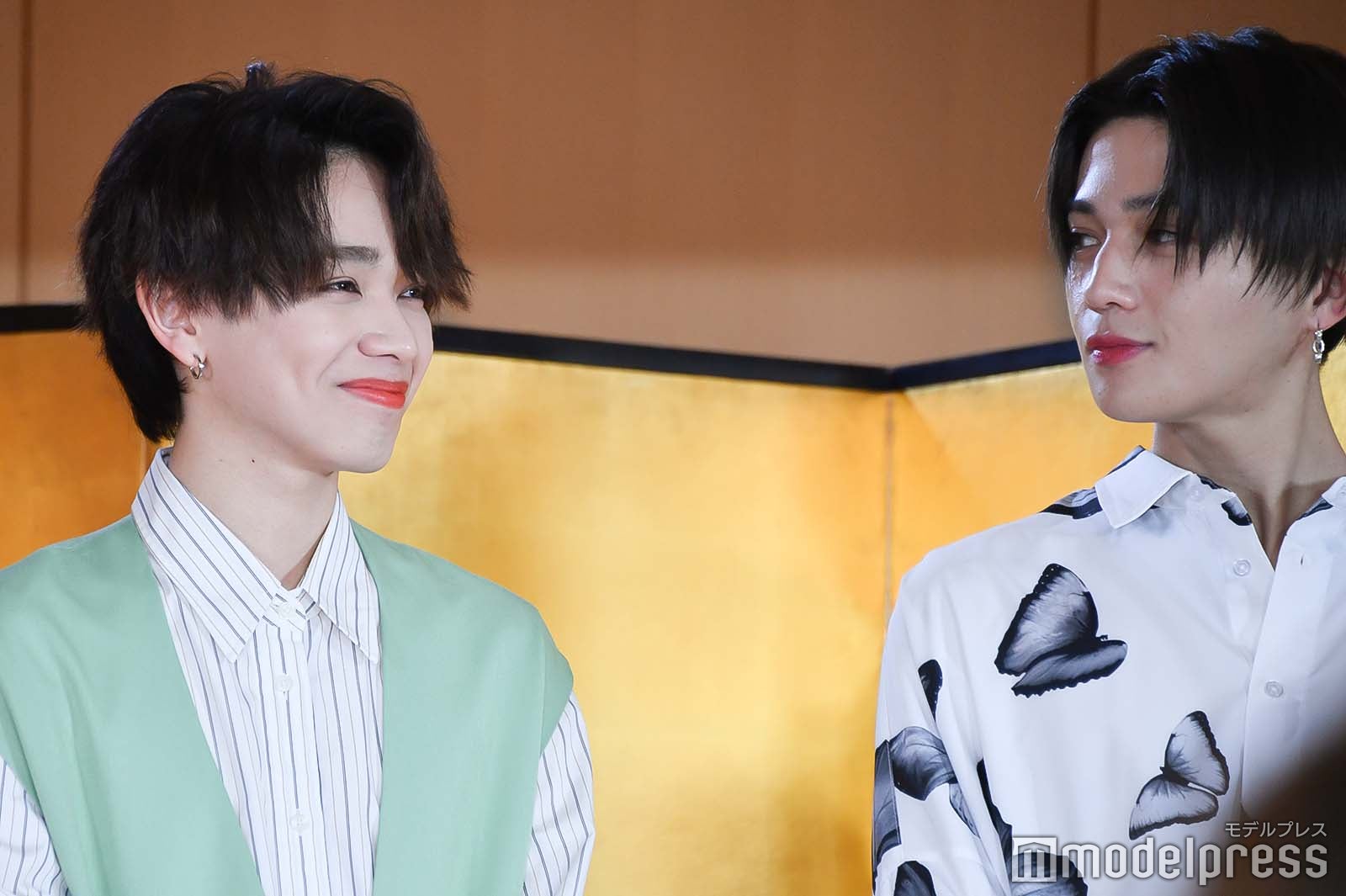 宮世琉弥を見つめる八木勇征（C）モデルプレス