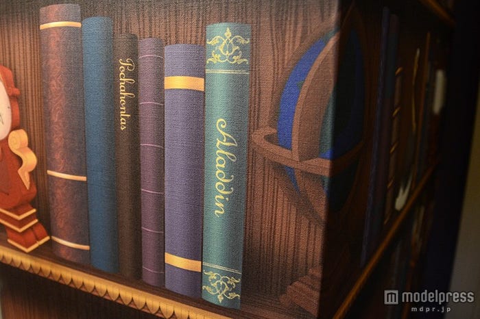 本棚にアラジンの本