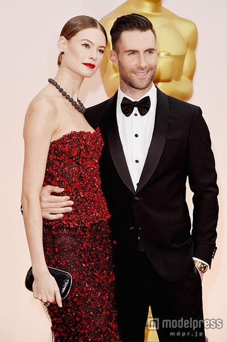 マルーン5アダム、ヴィクシーモデルの妻と2ショット登場　アカデミー賞授賞式では渾身のパフォーマンス