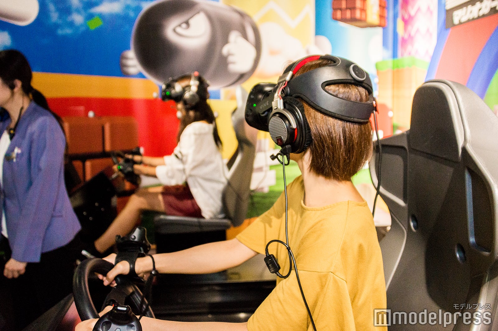 「横にいる！」と驚く荒谷柚風さん（C）モデルプレス