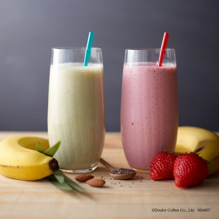 (左から)青汁とチアシードの豆乳スムージー、ベリーとチアシードの豆乳スムージー/画像提供:株式会社ドトールコーヒー