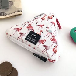 即買い決定!コンパクトなのに小物をたくさん収納できる三角ポーチ