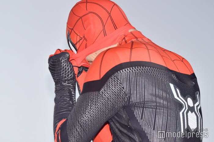 スパイダーマンスーツ姿で現れた伊藤健太郎(C)モデルプレス