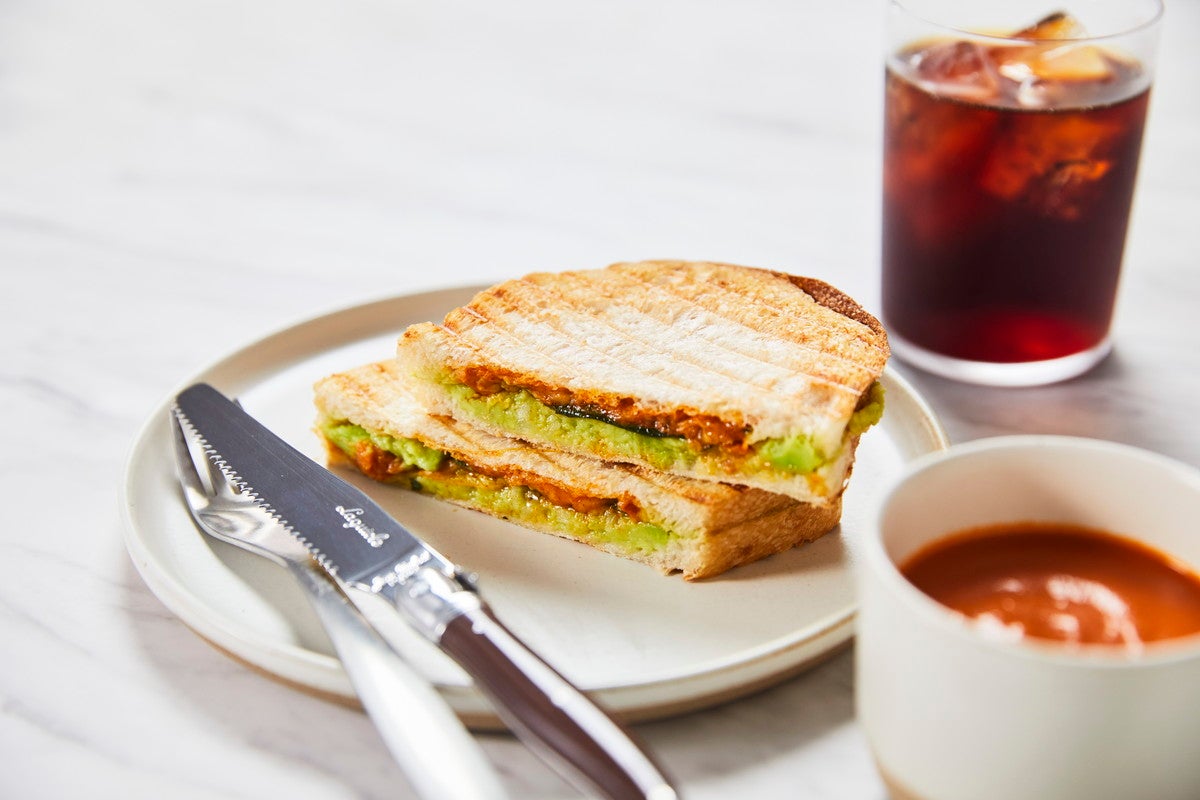 「ブルーボトルコーヒー 神戸阪急カフェ」誕生、限定メニューのミルクソフト＆チーズサンド登場