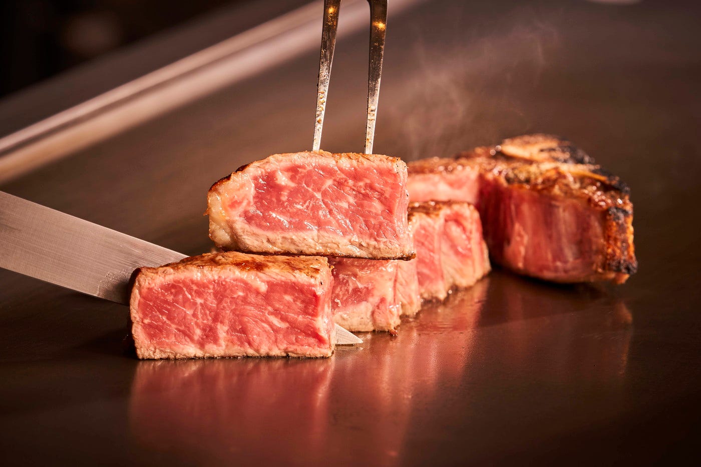 ウルフギャングの鉄板焼き店、銀座に誕生 鉄板で焼く極上熟成ステーキ提供