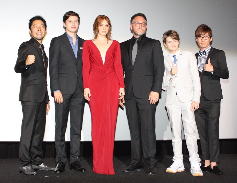 左から、オリエンタルラジオ中田敦彦、ニック・ロビンソン、ブライス・ダラス・ハワード、コリン・トレボロウ監督、タイ・シンプキンス、オリエンタルラジオ藤森慎吾。【モデルプレス】