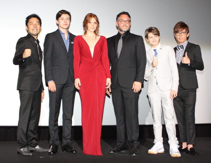 左から、オリエンタルラジオ中田敦彦、ニック・ロビンソン、ブライス・ダラス・ハワード、コリン・トレボロウ監督、タイ・シンプキンス、オリエンタルラジオ藤森慎吾。【モデルプレス】