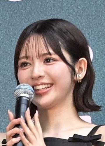 腰が高すぎ！トップアイドル、映画挨拶の細身スカート姿が、すごっ 驚きの均整「足キレイ」「美しすぎてヤバい」「抜群」