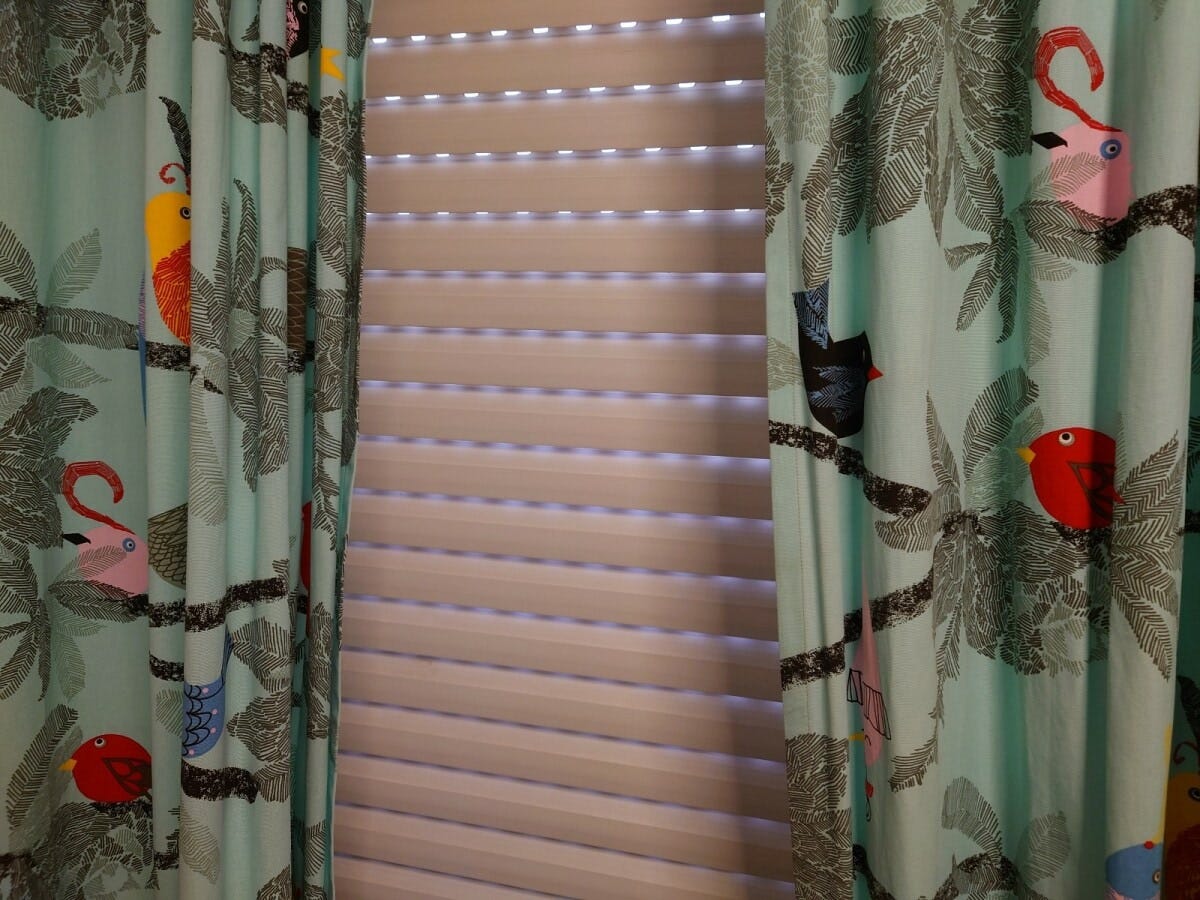 住宅の窓に備え付けられている「バジュリ」と呼ばれる白い日除け戸