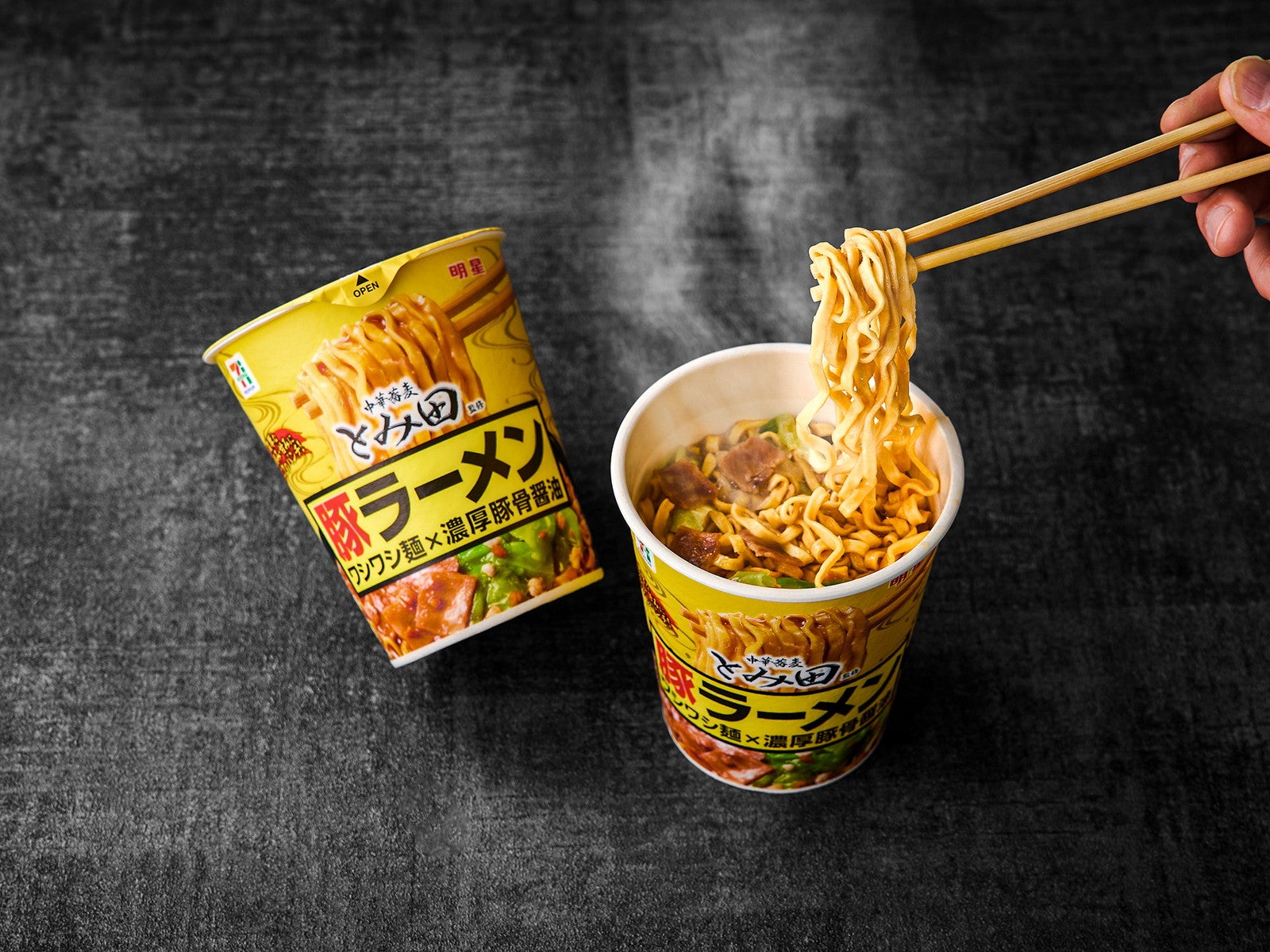 セブン、とみ田監修カップ麺登場 ガーリック練り込み麺×濃厚豚骨醤油スープのガッツリ系