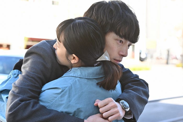 坂口健太郎、清野菜名/「婚姻届に判を捺しただけですが」第8話より(C)TBS