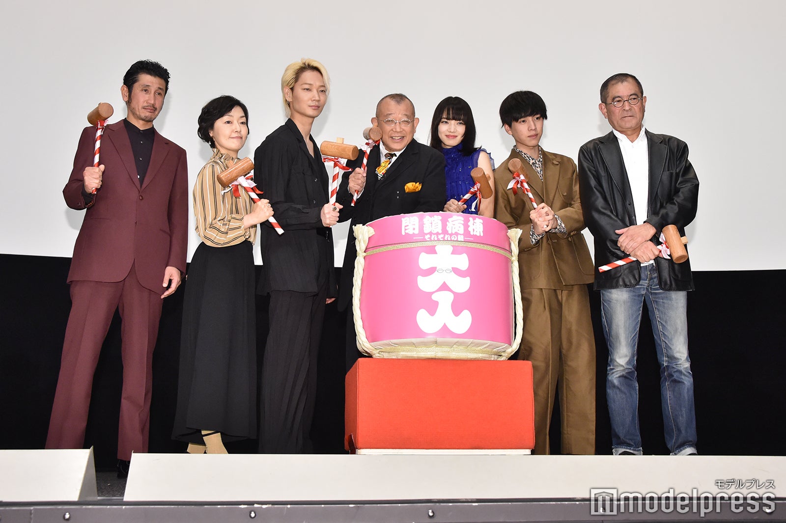 （左から）渋川清彦、小林聡美、綾野剛、笑福亭鶴瓶、小松菜奈、坂東龍汰、平山秀幸監督（C）モデルプレス
