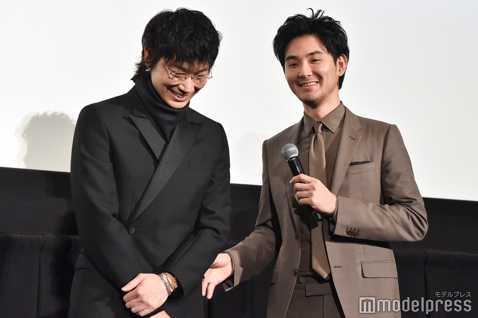 綾野剛、松田龍平 （C）モデルプレス