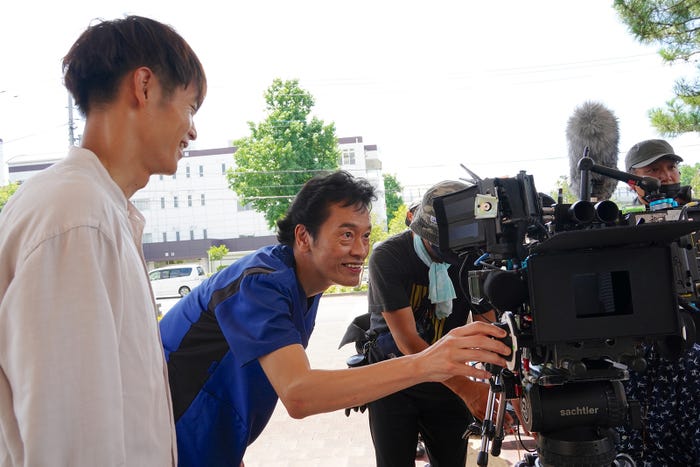 窪田正孝、遠藤憲一(C)2022横幕智裕・モリタイシ/集英社・映画「ラジエーションハウス」製作委員会