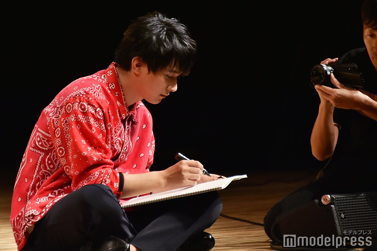 真剣な面持ちでスケッチブックに向かう吉沢亮（C）モデルプレス