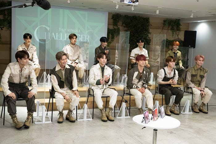 (後列)佐藤景瑚、金城碧海、鶴房汐恩、與那城奨、大平祥生(前列)豆原一成、川尻蓮、川西拓実、河野純喜、木全翔也、白岩瑠姫/JO1 3RD SINGLE「CHALLENGER」リリース記念生配信 (C)LAPONE ENTERTAINMENT