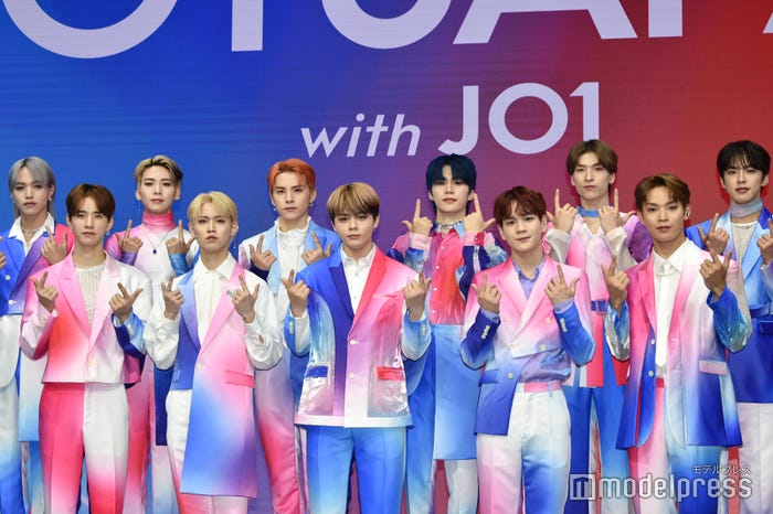 JO1(後列)大平祥生、川尻蓮、川西拓実、木全翔也、金城碧海、河野純喜(前列)佐藤景瑚、白岩瑠姫、鶴房汐恩、豆原一成、與那城奨(C)モデルプレス