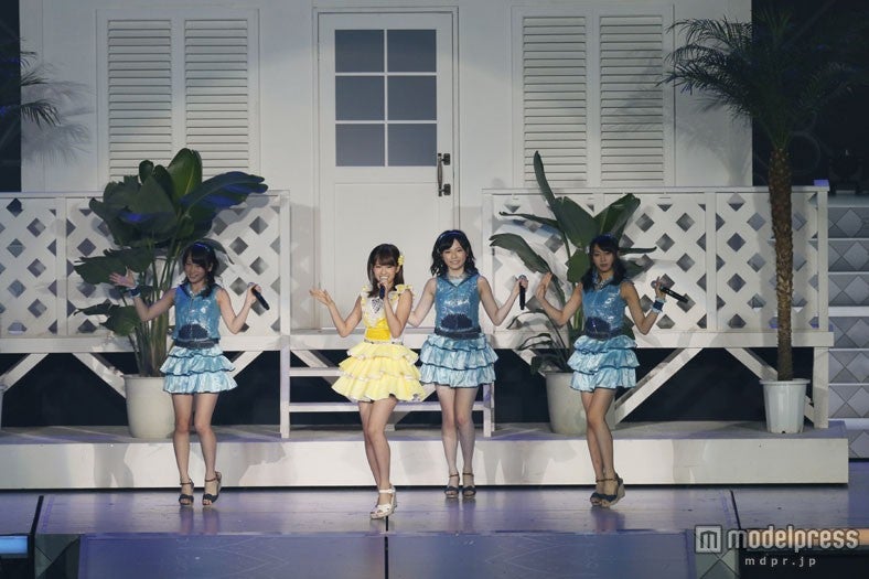 「渚のCHERRY」を歌唱する前田敦子（中央）（C）AKS