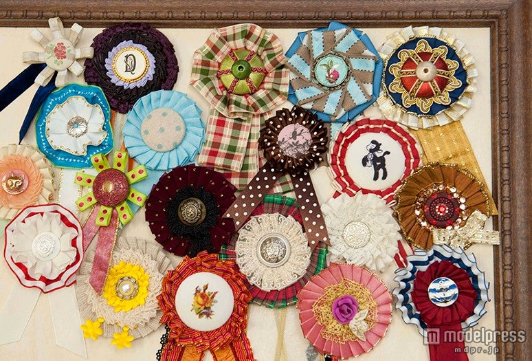 様々なデザインのロゼット（C）Disney