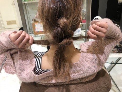 残したサイドの髪を、STEP3で作った結び目の下に集めて一緒にゴムでくくる