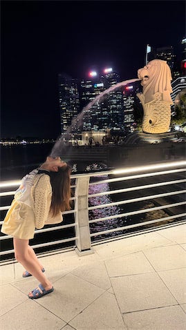 橋本環奈、シンガポールでの衝撃ショットを公開「背面キャッチは想定外でした」