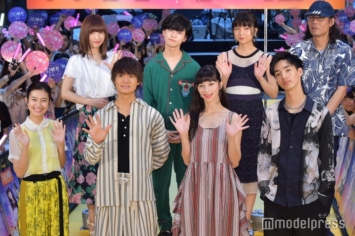 (前列左から)恒松祐里、佐野勇斗、中条あやみ、清水尋也(後列左から)神田沙也加、ゆうたろう、上白石萌歌、英勉監督(C)モデルプレス