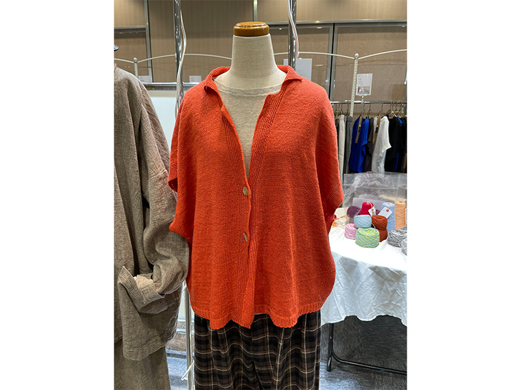 カラーオブカラーズ「SO」 清流の軟水で洗い加工した盛夏ニット