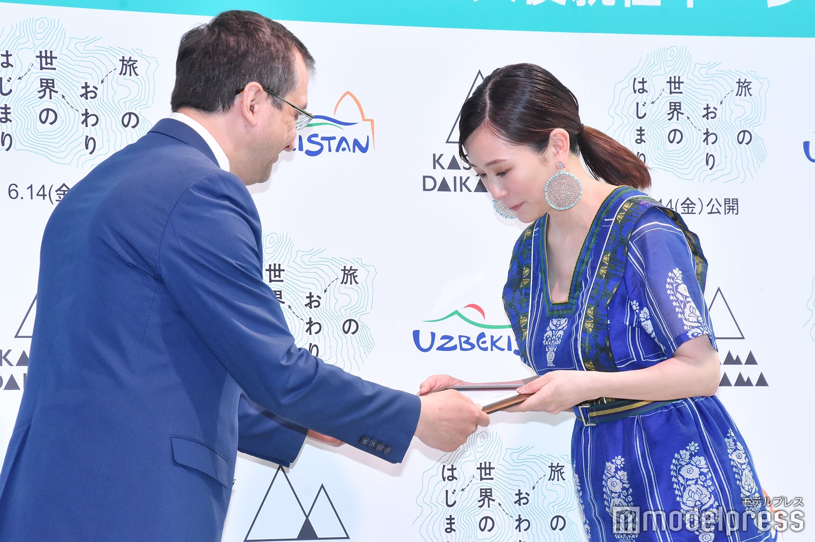 （右）前田敦子（C）モデルプレス