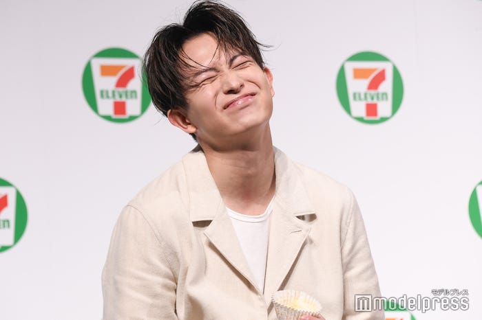 スイーツが美味しすぎた綱啓永(C)モデルプレス