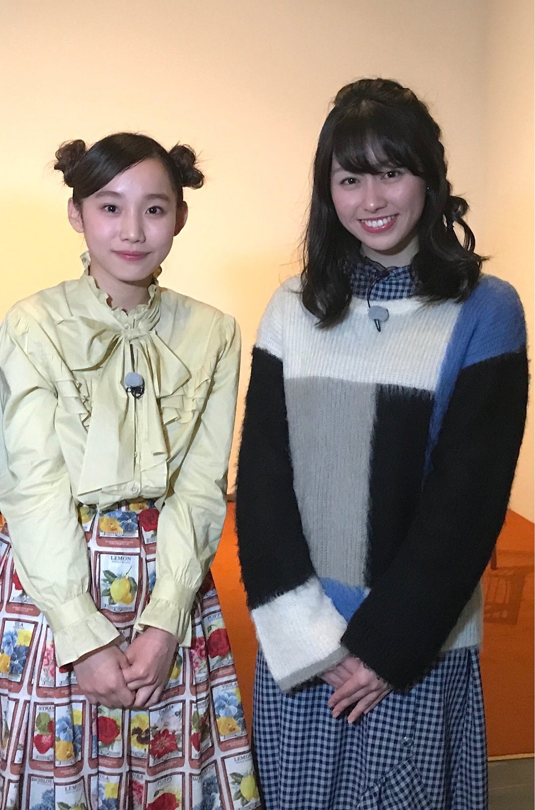 初回ロケ時のカット／佐々木彩夏（右）＆ベック（左）（写真提供：テレビ朝日）