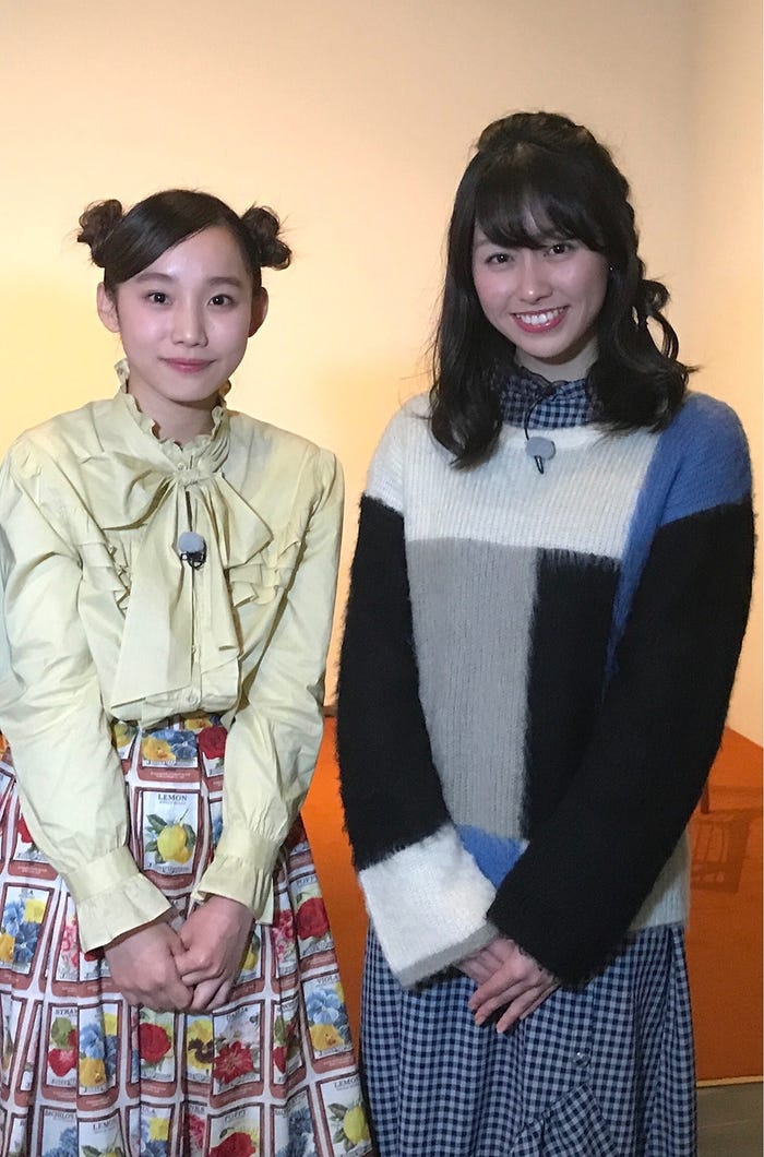 初回ロケ時のカット/佐々木彩夏(右)&ベック(左)(写真提供:テレビ朝日)