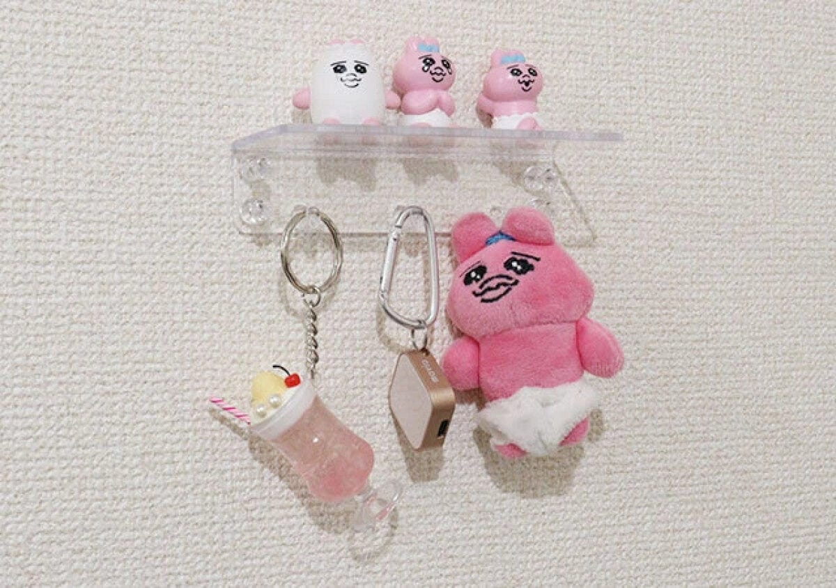 壁に設置されたウォールラックにうさぎのフィギュアとキーホルダー 壁に設置されたウォールラックにうさぎのフィギュアとキーホルダー