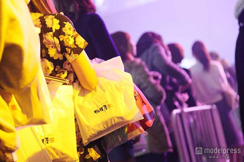 ブースには観客が殺到