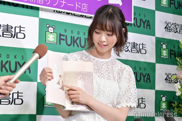 「ずっと足にすりすり来てくれて…」猫を指差すなーちゃん。(C)モデルプレス