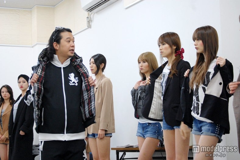 “ジャケット”を使ってのウォーキングレッスン／（C）Miss TGC 2014