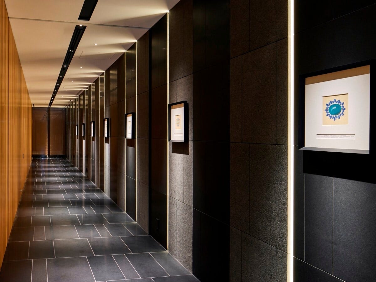 廊下などいたるところにある、ブルガリジュエリーのスケッチ