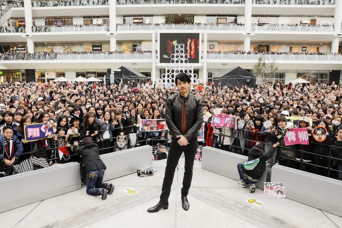 約8000人の観客が集結