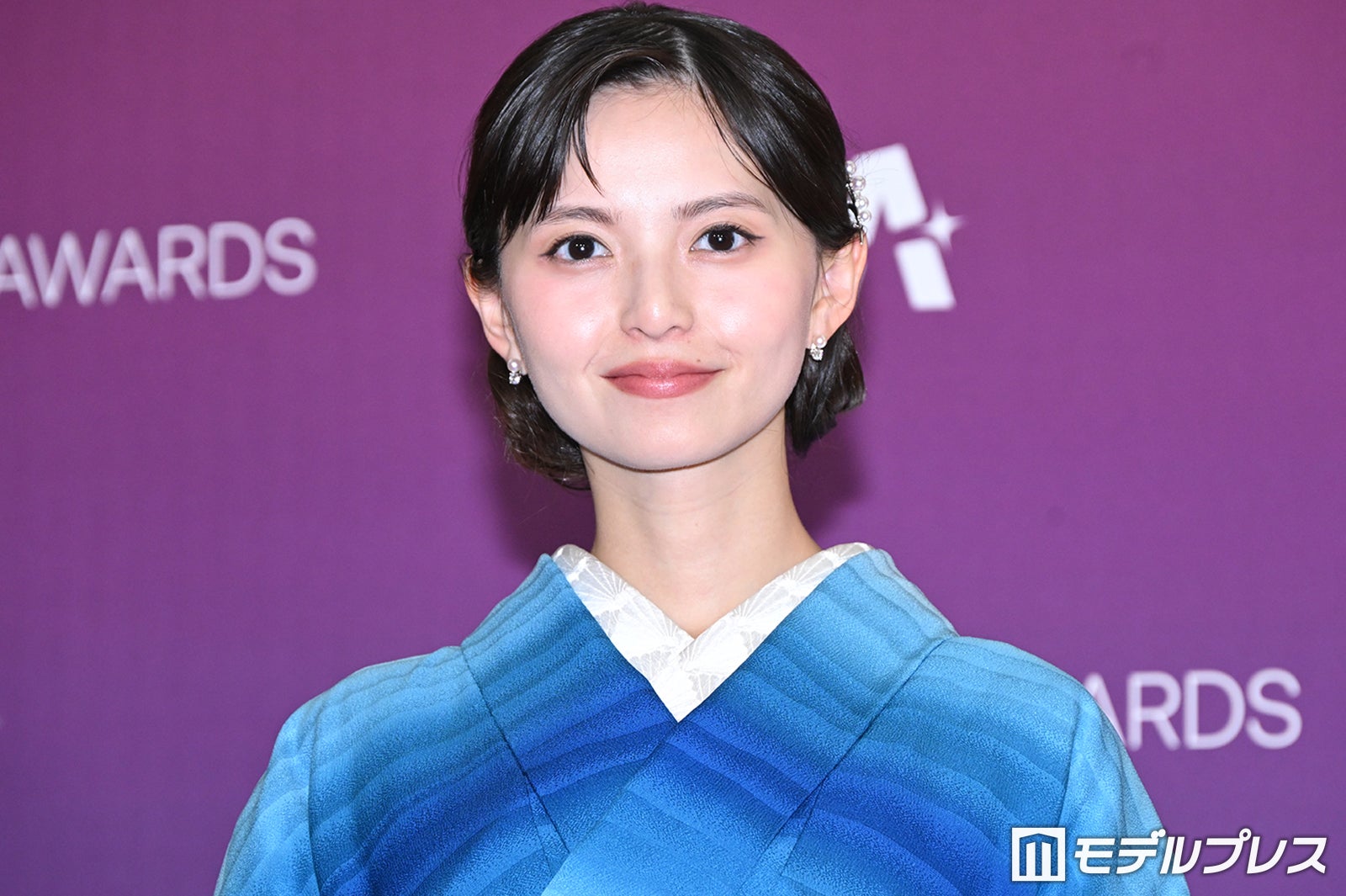 齋藤飛鳥、鮮やかブルーの着物で登場 上品な佇まいで魅せる【クランチロール・アニメアワード2026】