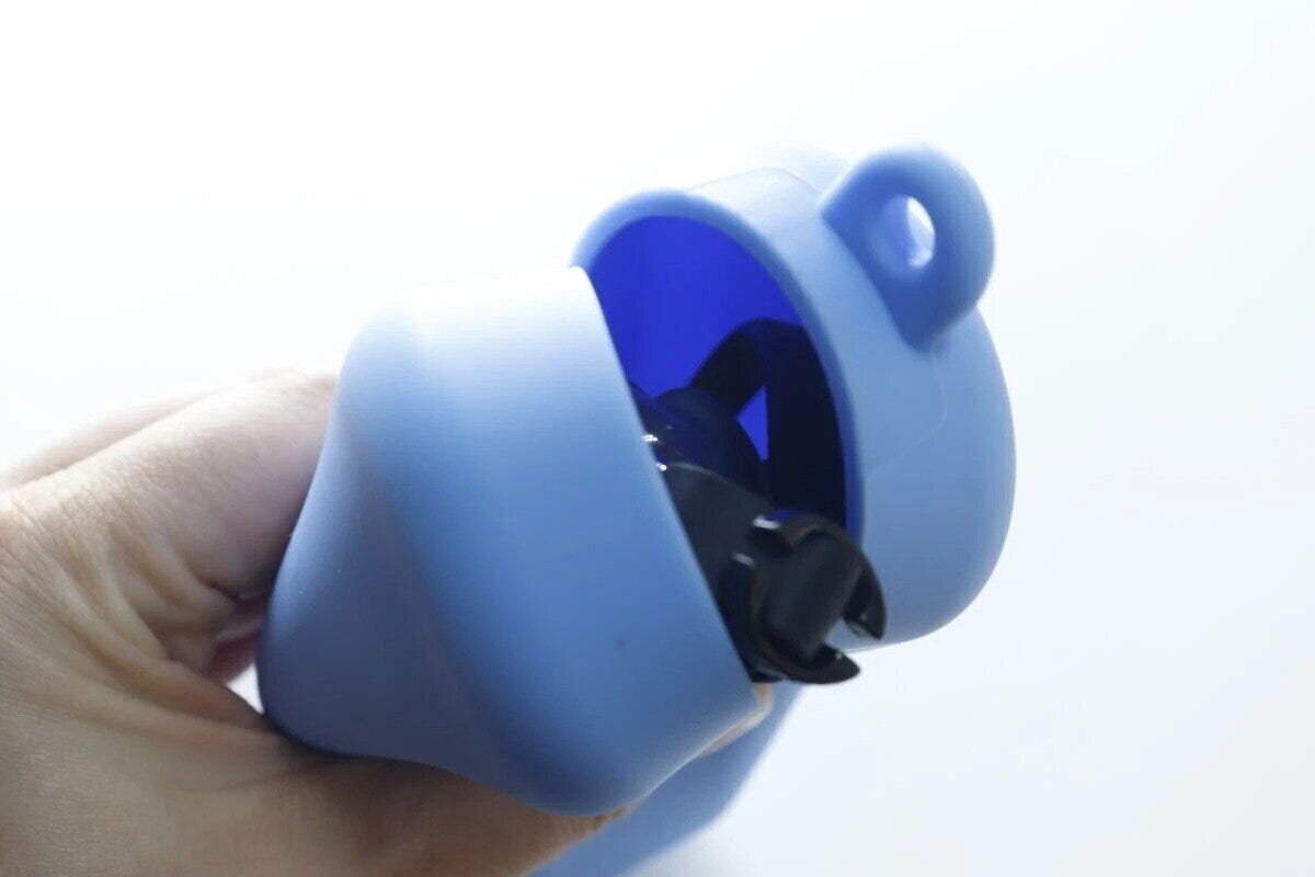 手で水色の水中メガネケースを開けゴーグルを収納している